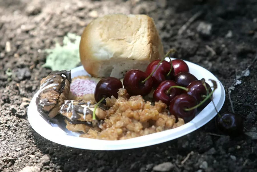 Черешова задушница - втората задушница през годината Черешова задушница - втората задушница през годината