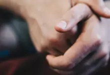 Лунула на нокътя на ръката