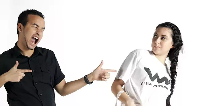 Започва да ти подражава Започва да ти подражава