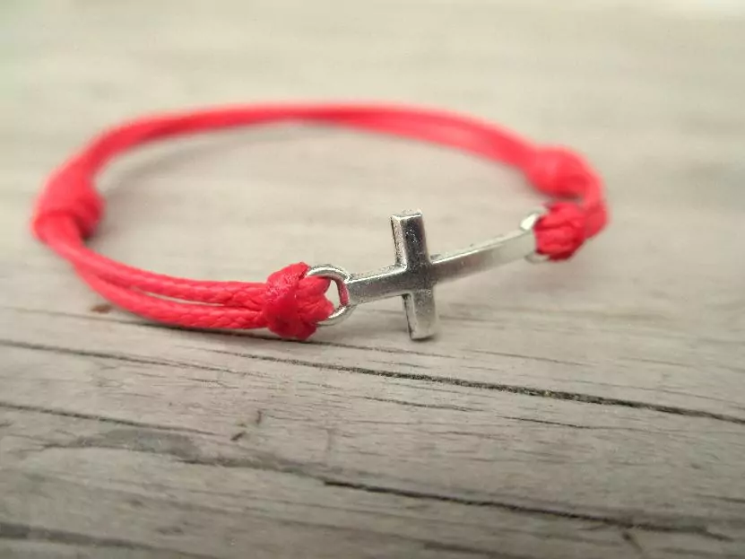 Червена гривна