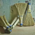 Метла с дръжката надолу привлича късмета