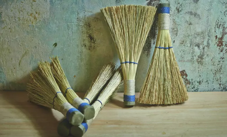 Метла с дръжката надолу привлича късмета