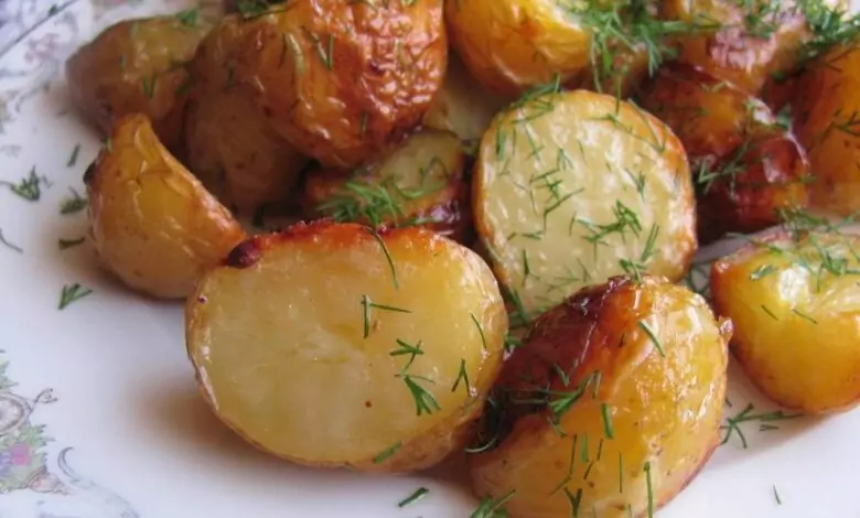 Пресни картофи на фурна с копър