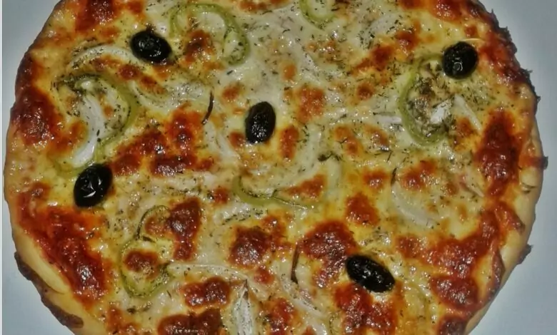 Пица с шунка и кашкавал с домашно приготвено тесто