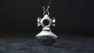 Къмсет с амулет