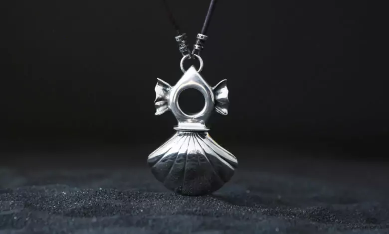 Къмсет с амулет