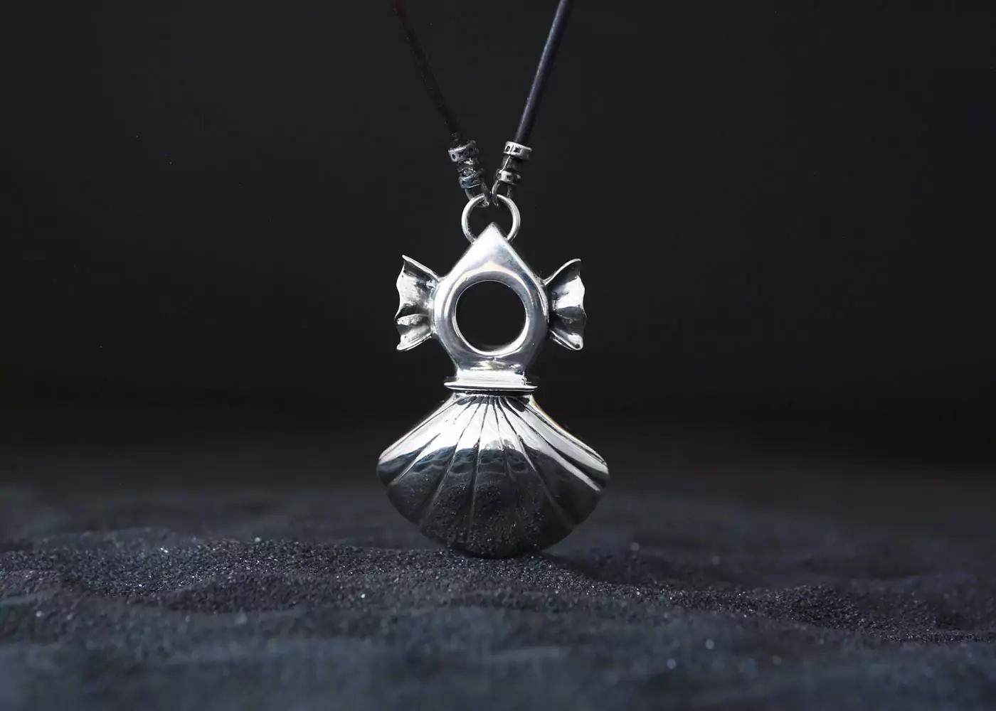 Къмсет с амулет