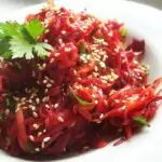 Салата с червено цвекло и сусам