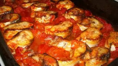 Скумрия с доматен сос на фурна