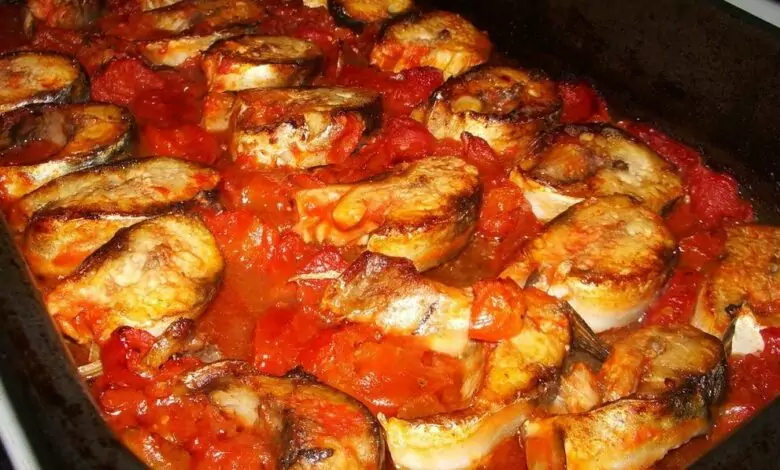 Скумрия с доматен сос на фурна