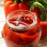 Убийствени мариновани червени чушки с чесън