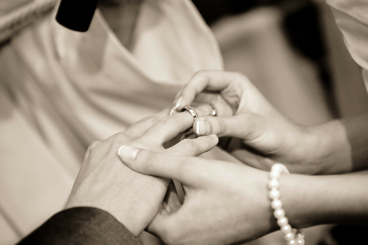 Защо носим венчалния пръстен на безименния пръст