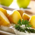 Вкусни картофи на фурна с бял сос