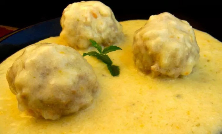 Кюфтета с бял сос