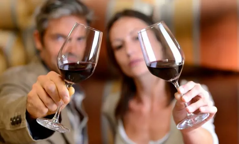 Млади с вино