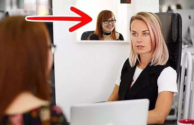 поставете огледало зад себе си