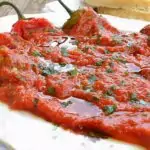 Печени чушки с доматено сосче