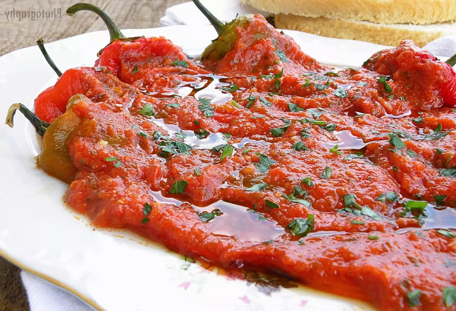 Печени чушки с доматен сос