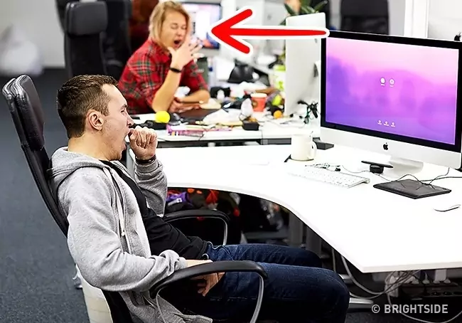 Ако смятате, че някой ви гледа, просто се прозявайте