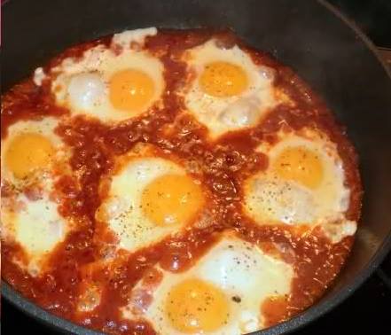 Яйца в доматен сос