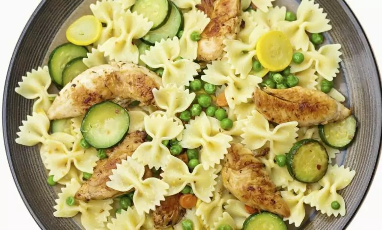 Салата фарфале с пилешко месо