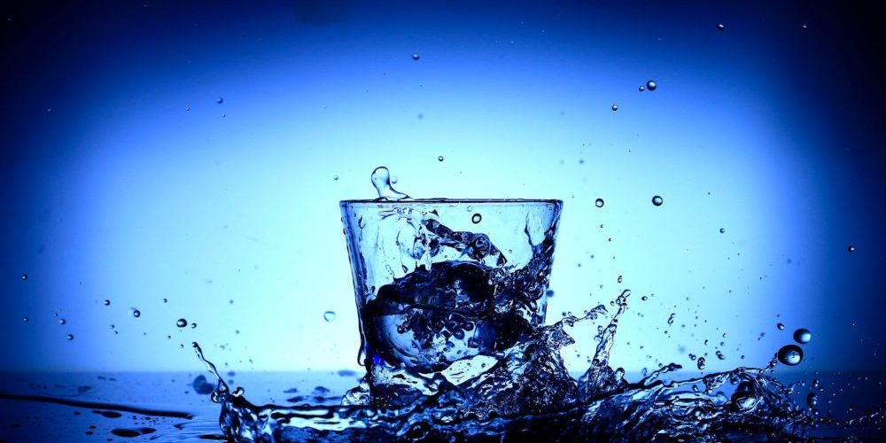 Сбъдване на желания по време на пълнолуние - чаша вода