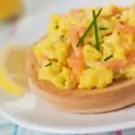 Бъркани яйца със сьомга