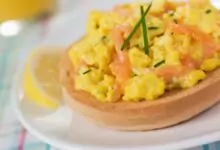 Бъркани яйца със сьомга