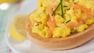 Бъркани яйца със сьомга