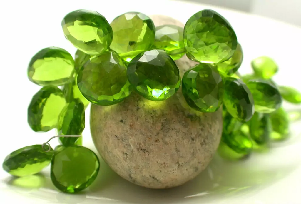 Кристал Хризолит (перидот, оливин) Кристал Хризолит (перидот, оливин)