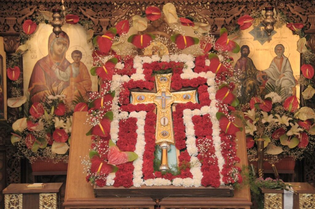 Кръстопоклонна неделя - почитаме Светия и Животворящ Кръст