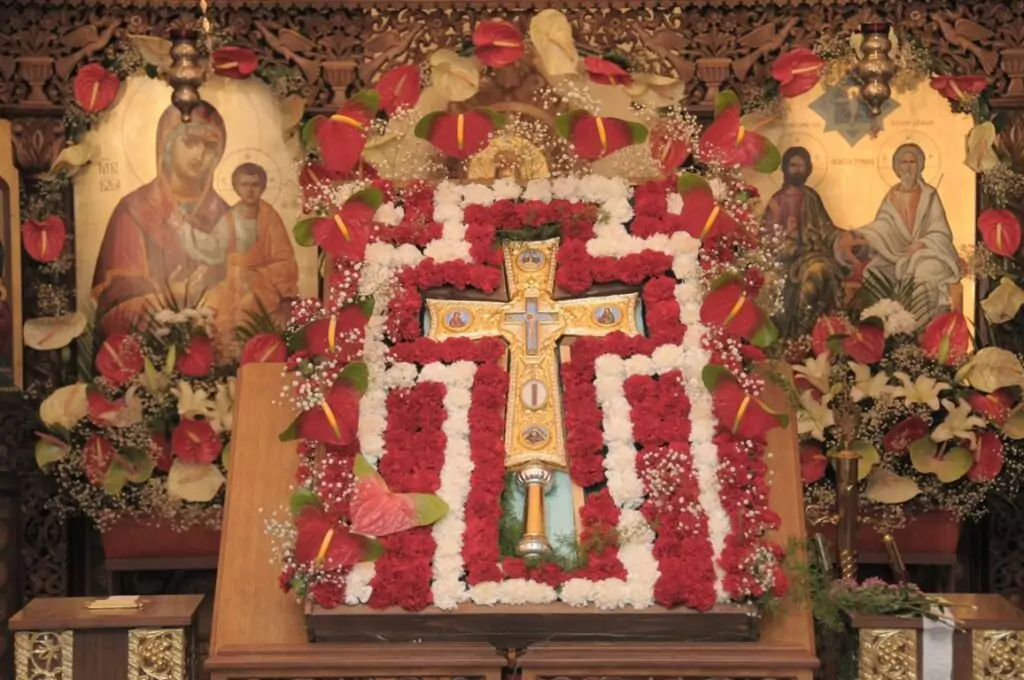 Кръстопоклонна неделя - почитаме Светия и Животворящ Кръст Кръстопоклонна неделя - почитаме Светия и Животворящ Кръст