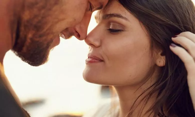 мъж харесва жена