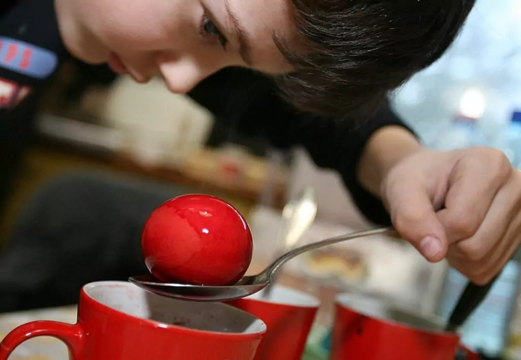 Боядисването на яйцата Боядисването на яйцата