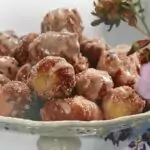 Бухтички с череши и шоколадов сос