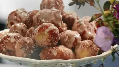 Бухтички с череши и шоколадов сос