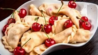 Кнедли с извара и череши