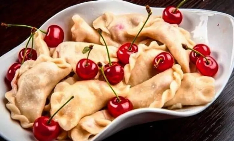 Кнедли с извара и череши