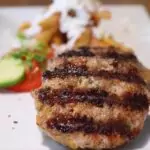 Кюфтета от свинска и телешка кайма на скара