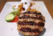 Кюфтета от свинска и телешка кайма на скара