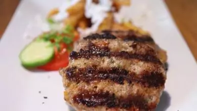 Кюфтета от свинска и телешка кайма на скара