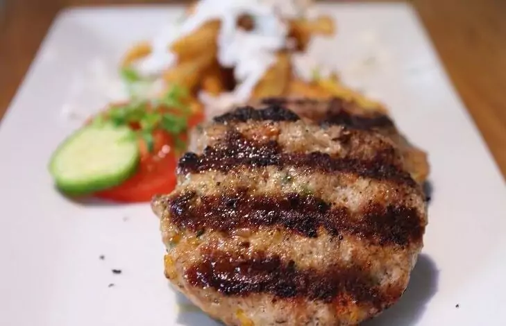 Кюфтета от свинска и телешка кайма на скара