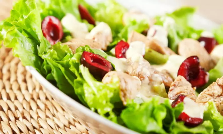 Салата с пиле и сирене фета и череши