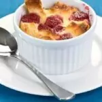 Хлебен пудинг с малини