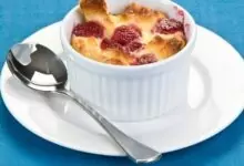 Хлебен пудинг с малини