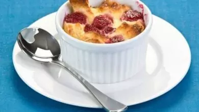 Хлебен пудинг с малини