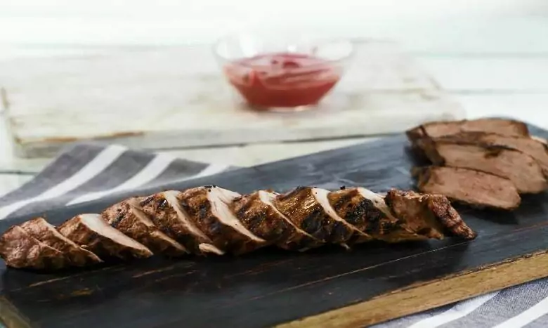 Мариновано в малинов сос свинско на грил