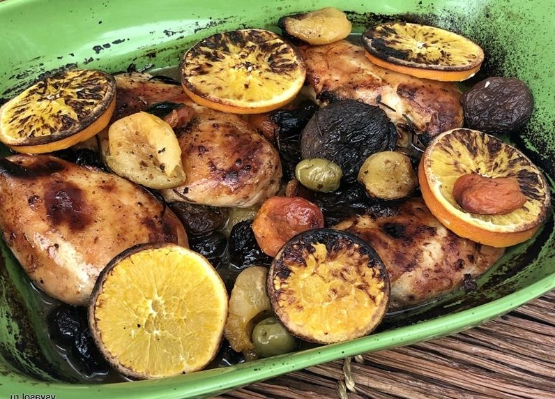 Пилешки гърди със сушени плодове, портокал и маслини