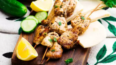 Пилешки шишчета с ядки и орехов сос