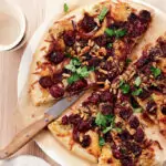 Сладка пица с ядки и стафиди